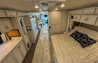 Holiday Rambler Luxury Coach /2 Full Baths & Bunks