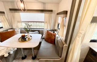 Luxurious, cozy glamper, outdoor kitchen + more!