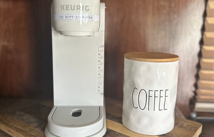 Morning necessities! ☕️Includes coffee cups or disposable coffee cups with lids.