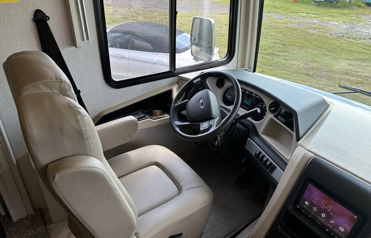 Drivers cockpit with side / read cameras, Carplay on center display, electronic self-leveling system, stereo with speakers throughout