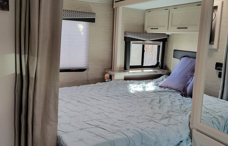 Queen bed, fresh linens, privacy curtain