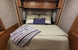 2015 Winnebago Adventurer 38Q