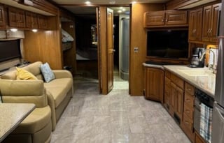 Fleetwood Discovery 40G – Travel in Style