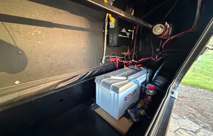 Front compartment with Lithium Battery
