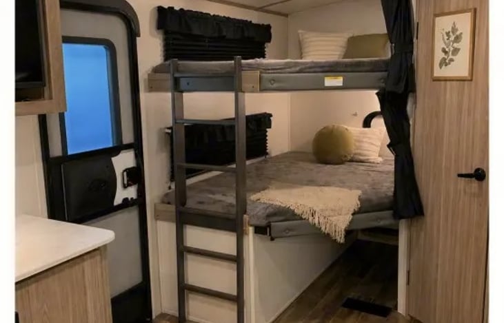 Double-over-double bunk beds in the rear gives lots of extra room for guests to sleep.
