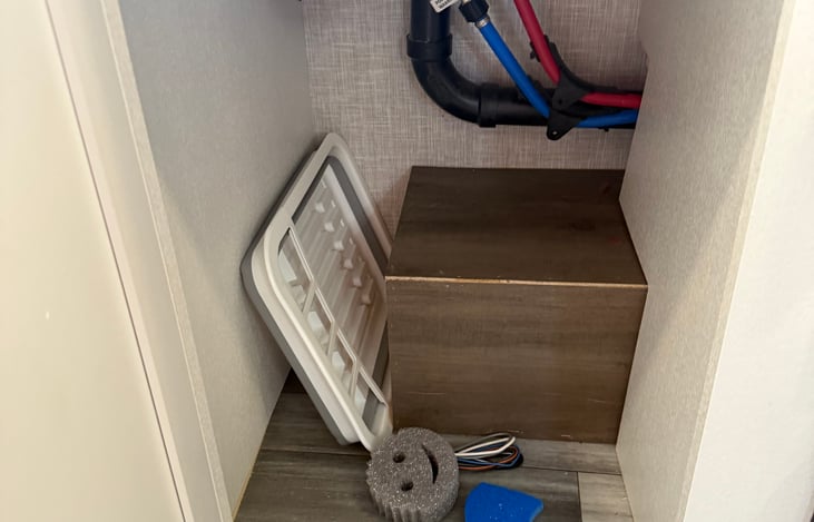 Pop out dish rack. Included but not shown are pots and pans.