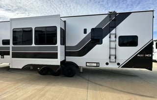Luxury 2025 Alliance Valor 44V14 w/ 14' Garage