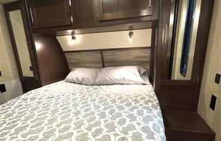 35' Cherokee Sleeps 12 with TRIPLE slide out! HUGE