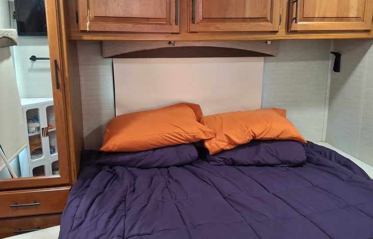 full queen with bedding. enough bedding for four sleeping areas!