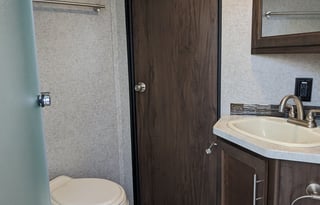 Luxurious 2 Bedroom  Pet Friendly HUGE RV