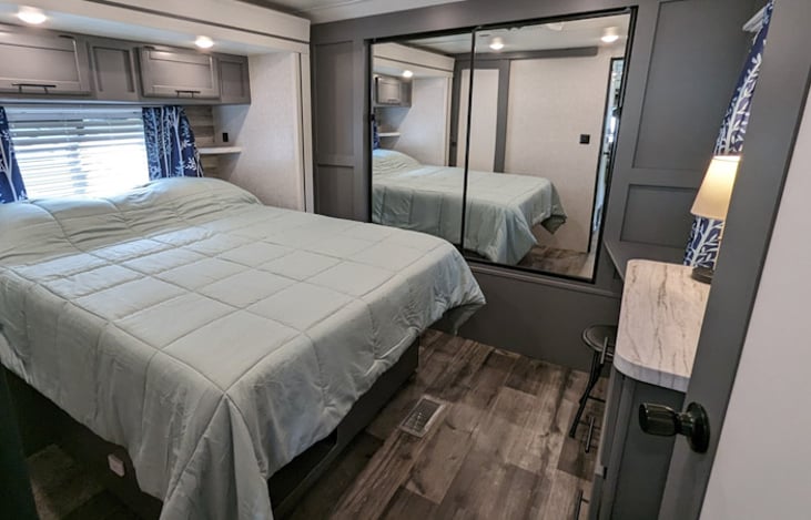 Private bedroom with queen size 8" memory foam mattress. Three windows for nice natural light. Plenty of storage too!