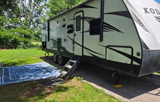 Family Friendly bunkhouse with large couch