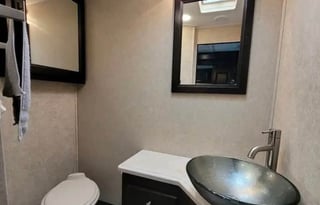 Billie’s RV! King bed - 2 bathrooms!