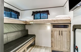 SLEEPS 6 + Outdoor fridge & Grill