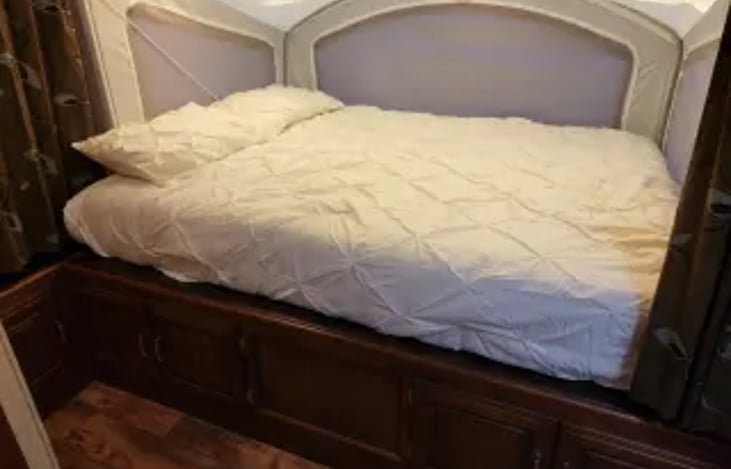 2nd Queen Bed (new thick memory foam mattress)