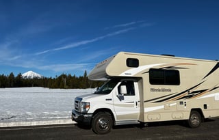 Spacious Easy to Drive Worry Free 2016 Minnie Winnie W/ U-Shaped Dinette