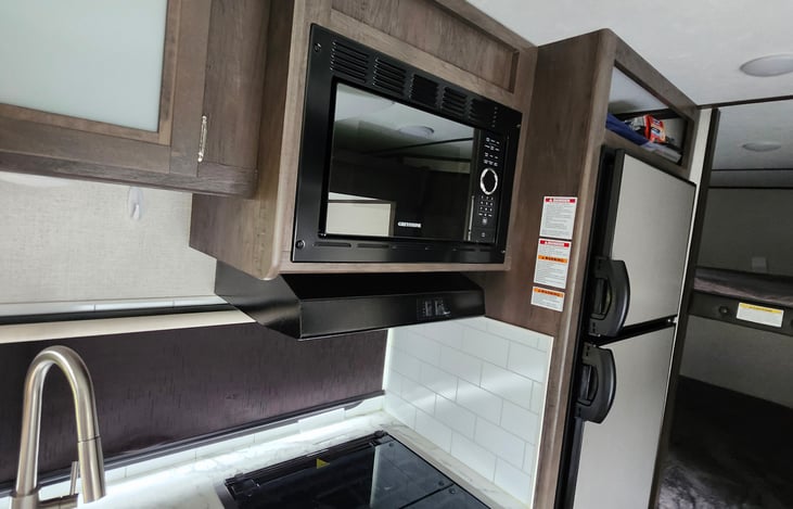 Fridge operates off LP or 120 volt power
Microwave requires 120 volt connection
Oven and stove top can be used without power.
Great for camping in campgrounds with limited power access..