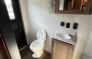 Comfortable Pet Friendly RV Loaded with Extras!!