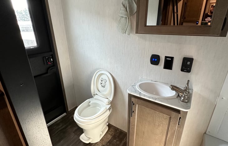 2nd bathroom with access from  outside and 2nd bedroom