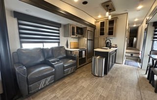 2022 Cherokee Arctic Wolf 3660 Suite