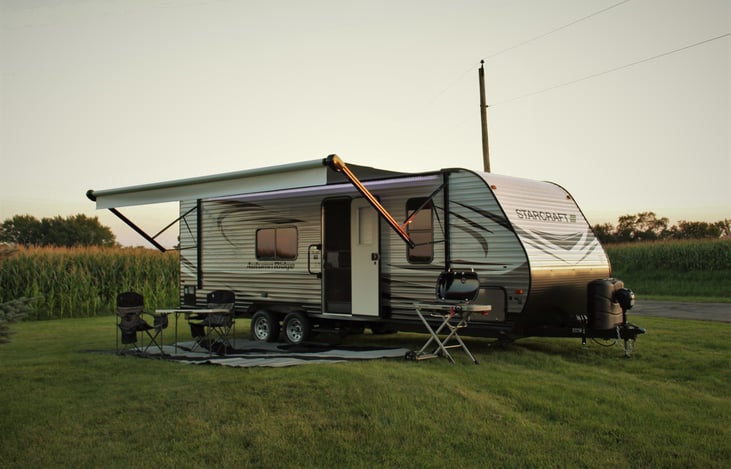 Gas grill included with the rental at no extra charge.  It has a quick propane hook up....very simple!