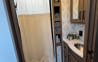 Big Merla Sleeps 7 and Bring your Furry Friends