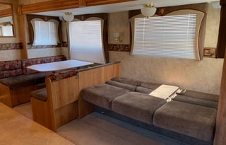 Free as a Bird Camper Sleeps 8 '06 Jayco Jayflight