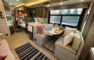 ‘Endeavor’ Loaded with Amenities + Sleeps 10!