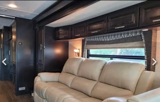 Billie’s RV! King bed - 2 bathrooms!