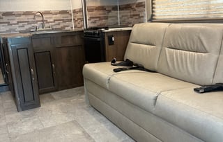 The Queen – Class C Bunkhouse, Sleeps 8