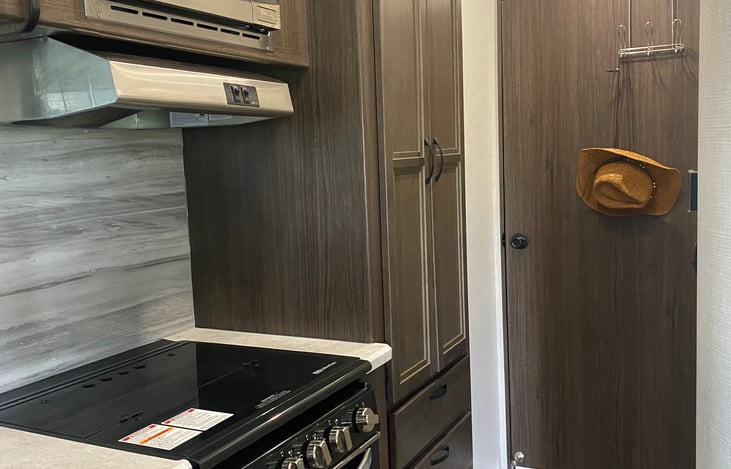 3 burner range, microwave and lots of storage in the kitchen