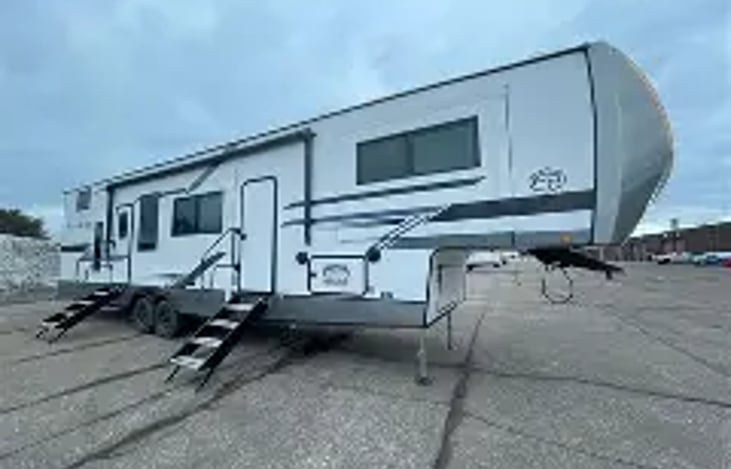 Exterior- 5 slide outs