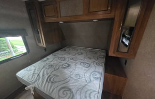 ALL SEASON-2019 Coachmen Legacy Edition Sleeps 10!