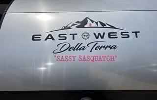 Sassy Sasquatch – Family Bunk w/ Outdoor Kitchen