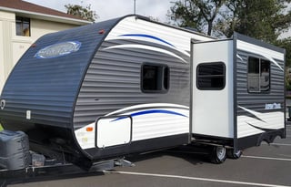 Spacious Clean 27.5' Travel Trailer w/ slide-out