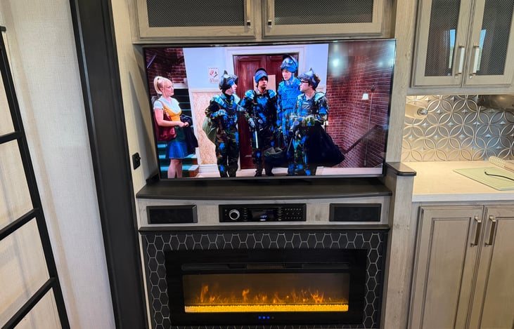 TV / Fireplace