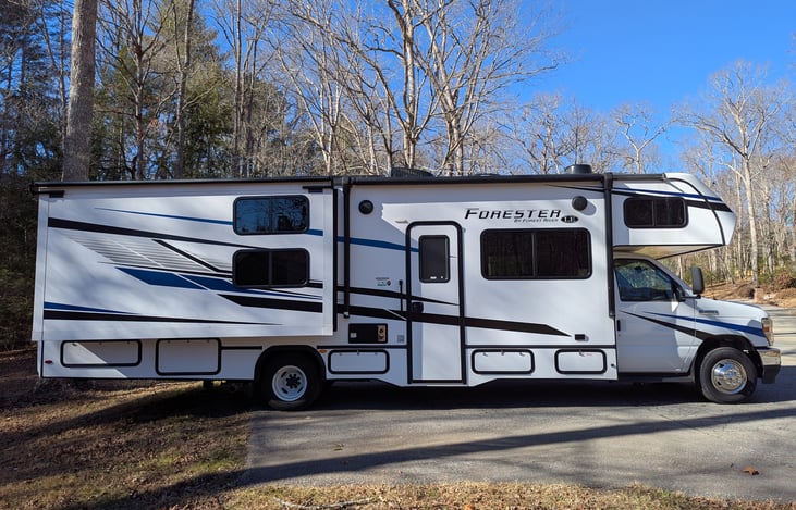 Ultimate family RV! This 2023 Forester features a unique Kid’s Zone bunkhouse, sleeps 8, and modern luxury. Spacious, easy to drive, and perfect for big groups. Book your dream adventure today!
