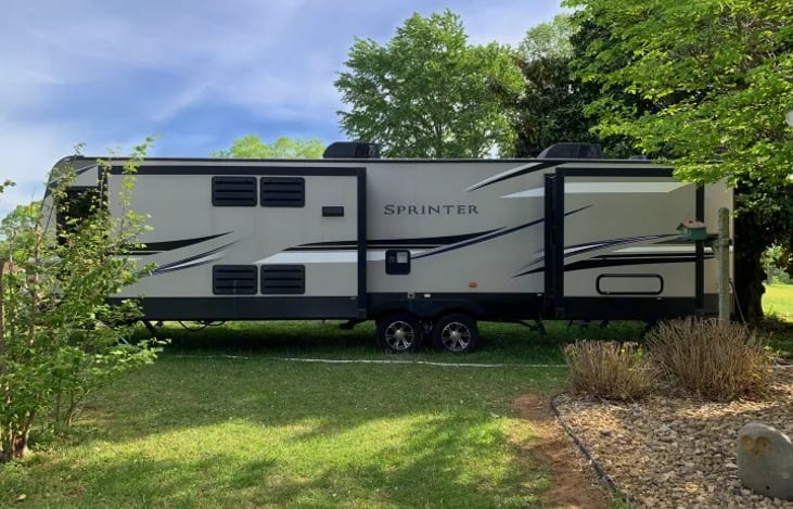 Side view of two of the three slide outs.  We deliver to Pigeon Forge, Gatlinburg, Sevierville, Douglas Lake, and any where within a 200 mile radius.