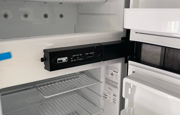 FREEZER AND REFRIGERATOR