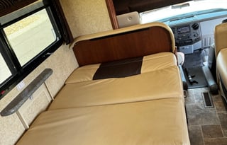 2014 Thor Motor Coach Outlaw 37LS (Toy Hauler)