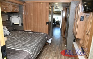2018 Thor Motor Coach Miramar 37.1