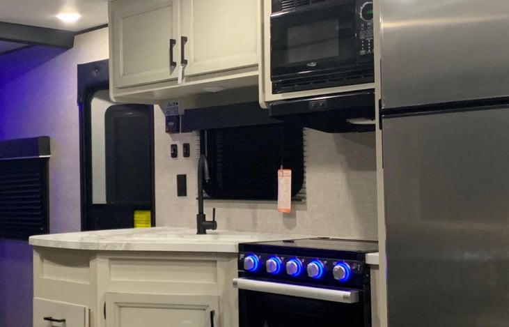 Kitchen
cooking utensils and plates provided.