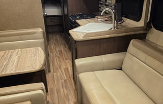 Spacious 32’ Class A – Sleeps 7, Fully Stocked