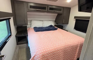 Brand New Dual ACs *Luxury Sleeper* Huge Queen B/R