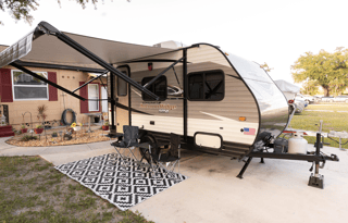 Cozy Couple - Sleeps 2 - Fully Stocked - EZ Tow