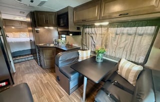 2022 Thor Majestic 28A (BRFL 1815)