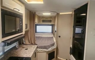 The Island Breeze Cruiser • Sleeps 6  • Thor Elite
