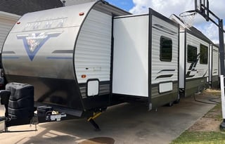 Cleaton RV Rental - 2020 Palomino Puma 32RBFQ