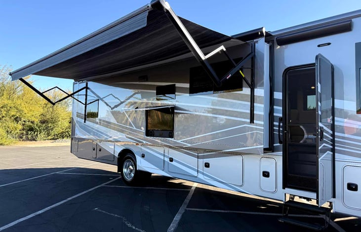 Passenger's side retractable awning