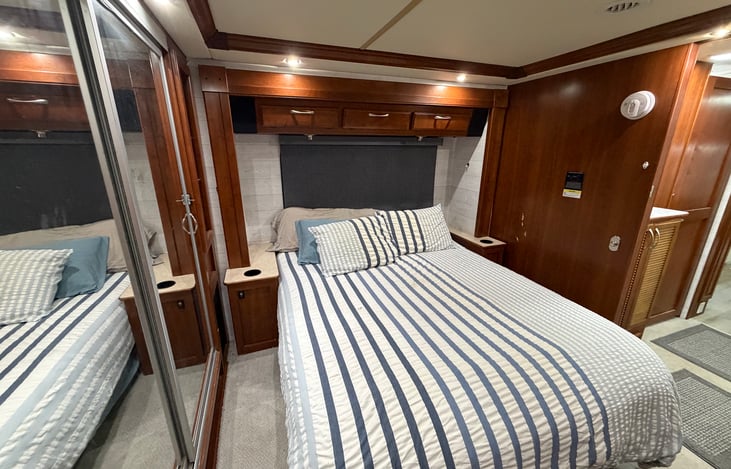 Master w/ Queen Bed